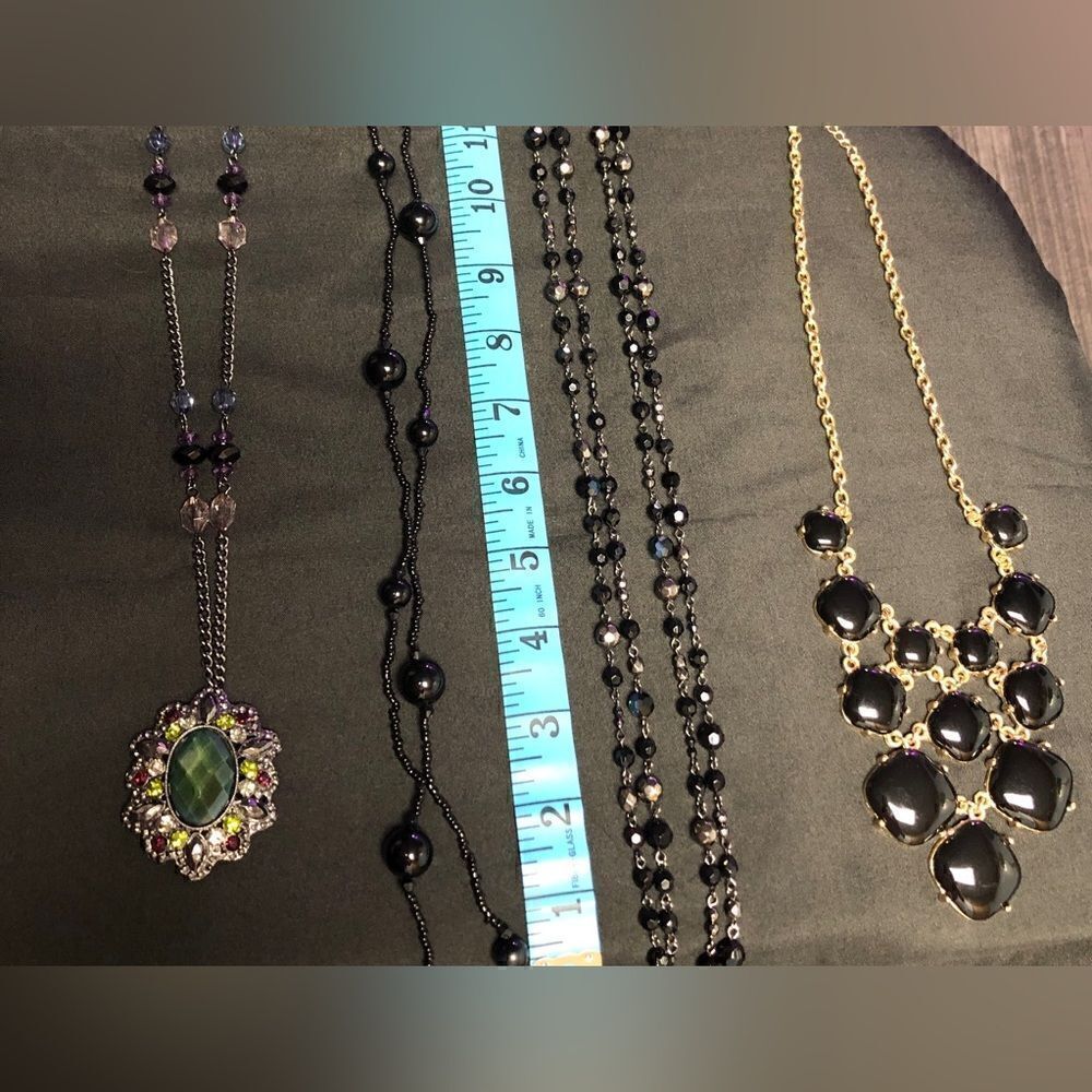 Lot of 4 necklaces 